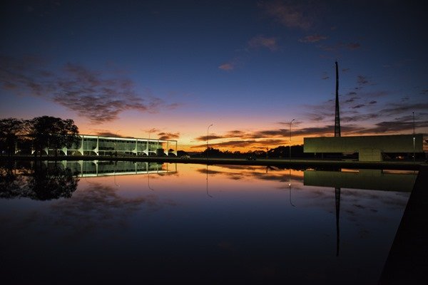 Fotografia que mostra o reflexo de um dos palacios de Brasília -Metrópoles