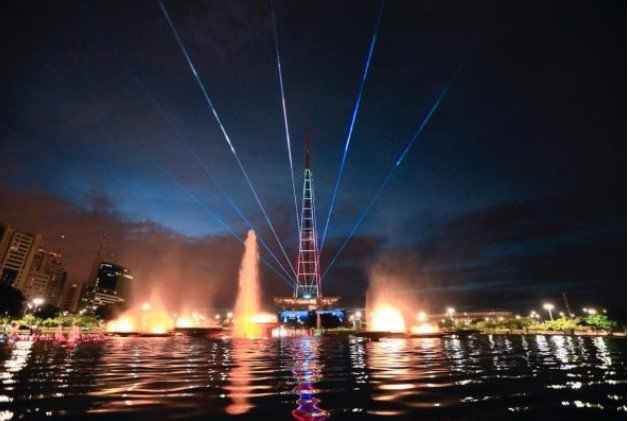 Torre de TV, localizada em Brasília, iluminada - Metrópoles