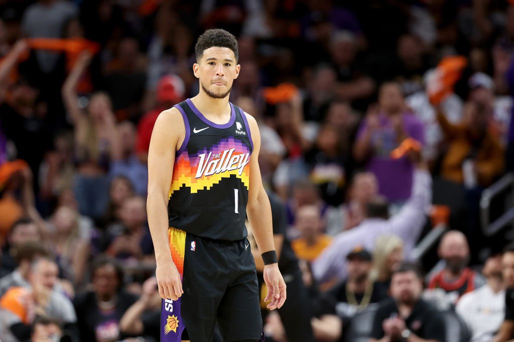 Devin Booker tem momento fofura com bebê, mas se lesiona e deixa duelo