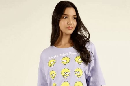Na imagem com cor, modelo de cabelo pretos usa blusa com estampa de Os Simpsons