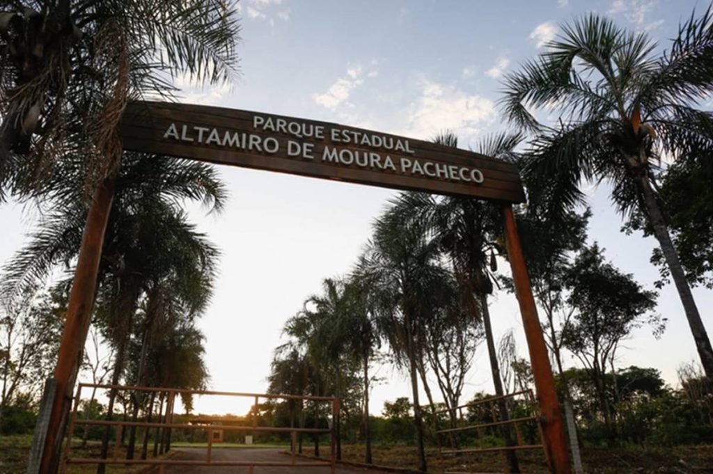 Entrada do Parque Estadual Altamiro de Moura Pacheco, em Goiânia, Goiás