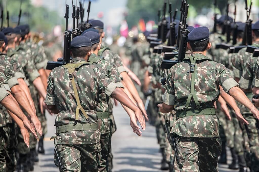 Imagem colorida de militares das Forças Armadas desfilando