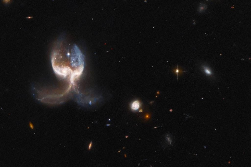 ¿Ángel?  El telescopio Hubble capta un par de alas transparentes en el universo