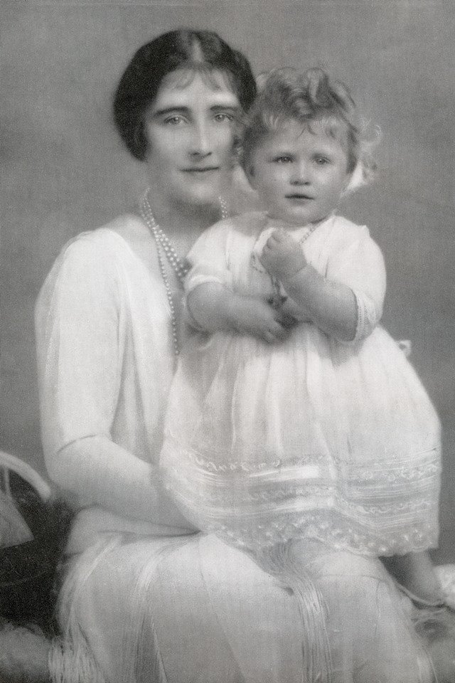 Foto em preto e branco. Elizabeth Bowes-Lyon e rainha Elizabeth