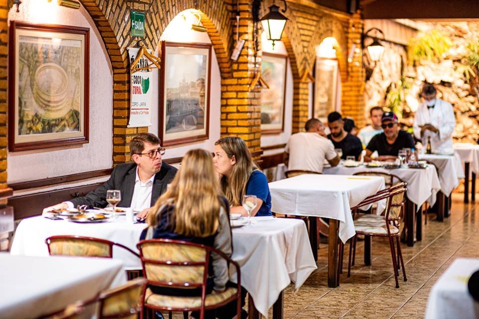 foto de salao de restaurante com pessoas sentadas