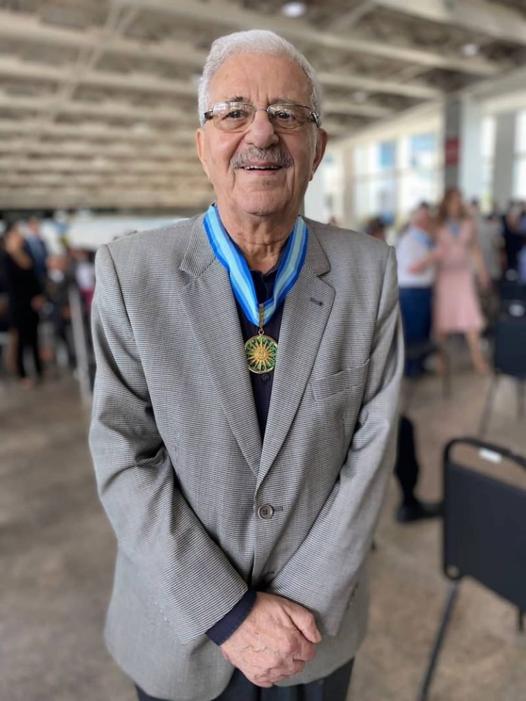 foto de homem idoso com terno cinza e medalha
