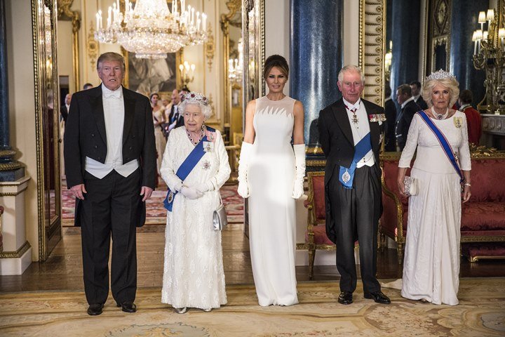 O presidente Donald Trump, a rainha Elizabeth II, a primeira-dama Melania Trump, o príncipe Charles, príncipe de Gales e Camilla, duquesa da Cornualha, participam de um banquete de Estado no Palácio de Buckingham em 3 de junho de 2019 em Londres, Inglaterra