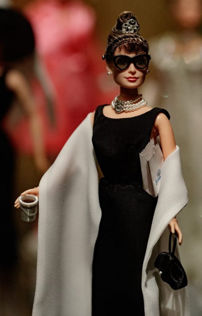 Uma boneca barbie feita em homenagem à atriz Audrey Hepburn na exposição 'Barbie, além da boneca' em Madri, Espanha.