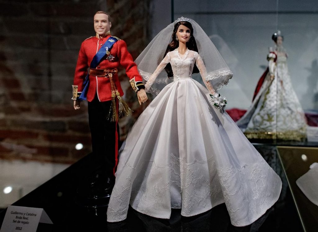 Uma boneca barbie feita em homenagem ao princípe William e Kate Middleton na exposição 'Barbie, além da boneca' em Madri, Espanha.