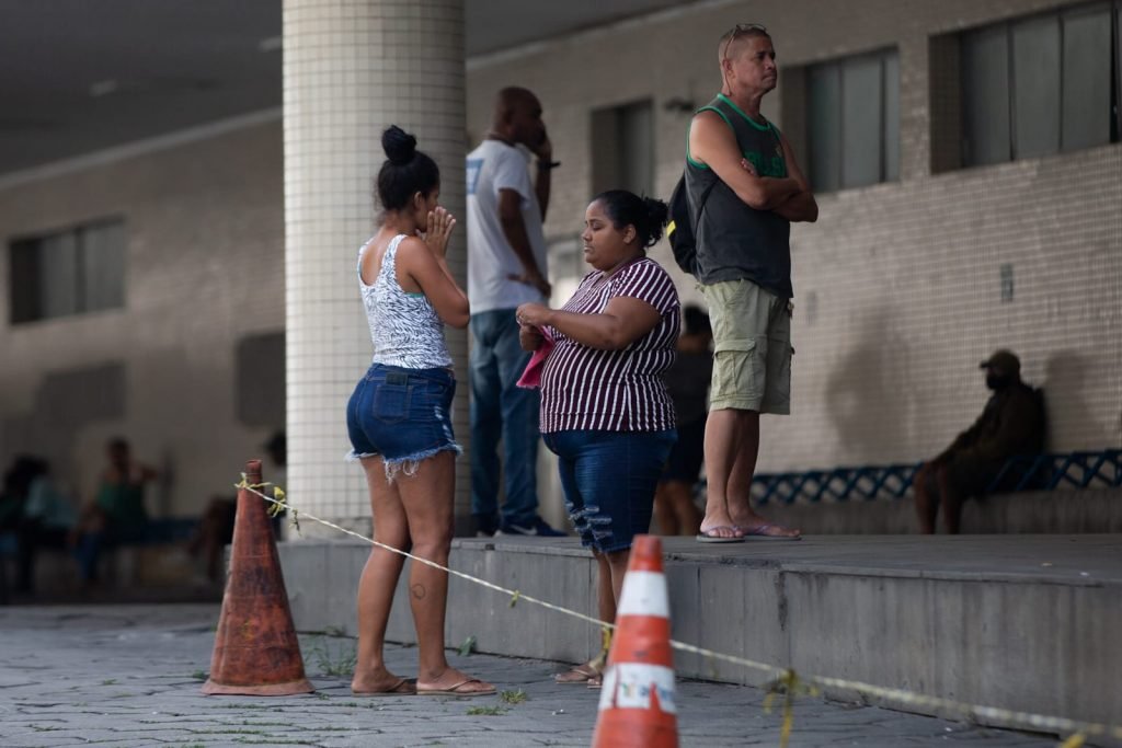 Familiares de Raquel em frente ao hospital no Rio