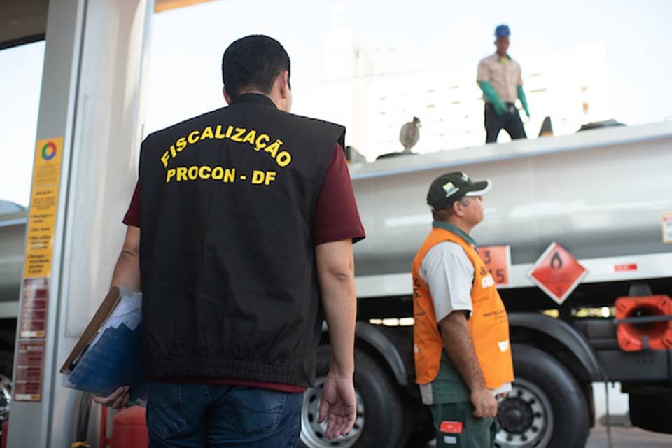 Fiscal do Procon em posto de gasolina