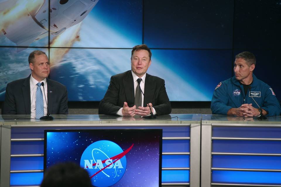 Elon musk em bacada dando entrevista