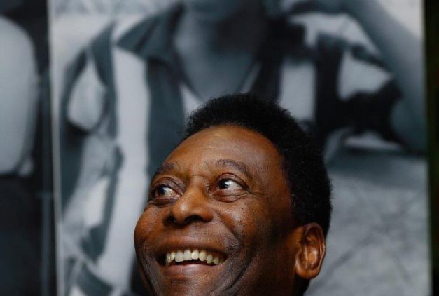 Pelé, ex-jogador de futebol brasileiro. Ele tem pele negra e cabelos escuros - Metrópoles