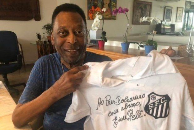 Pelé, ex-jogador de futebol brasileiro. Ele tem pele negra e cabelos escuros - Metrópoles