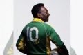 Pelé, ex-jogador de futebol brasileiro. Ele tem pele negra e cabelos escuros - Metrópoles