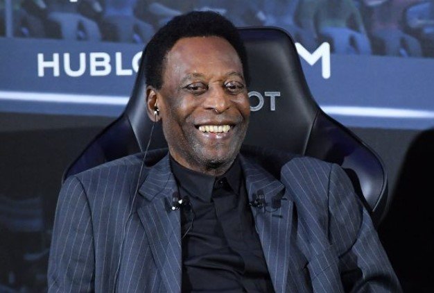 Pelé, ex-jogador de futebol brasileiro. Ele tem pele negra e cabelos escuros - Metrópoles