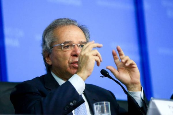 O ministro da Economia, Paulo Guedes, gesticula