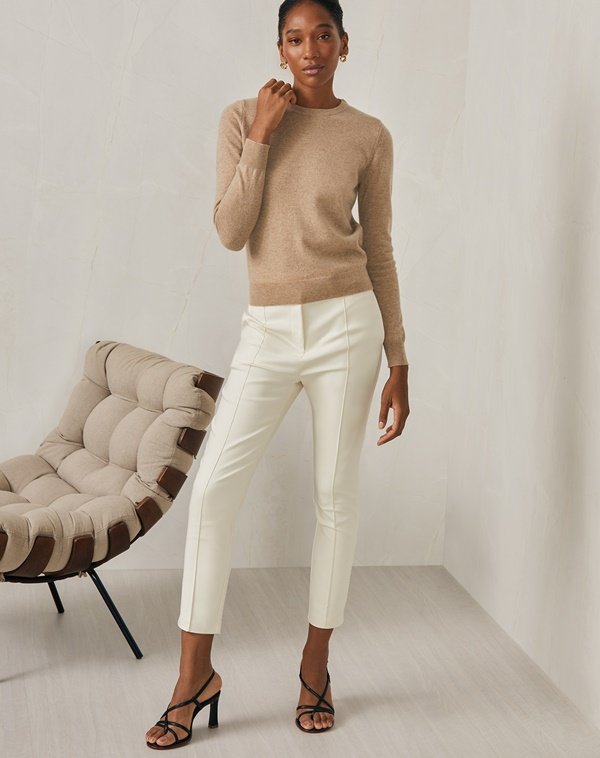Na imagem, modelo usa cashmere com calça branca