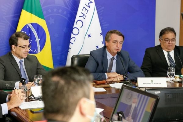 Presidente Jair Bolsonaro ladeado pelo chanceler Carlos França e pelo almirante Flávio Rocha, secretário de Assuntos Estratégicos