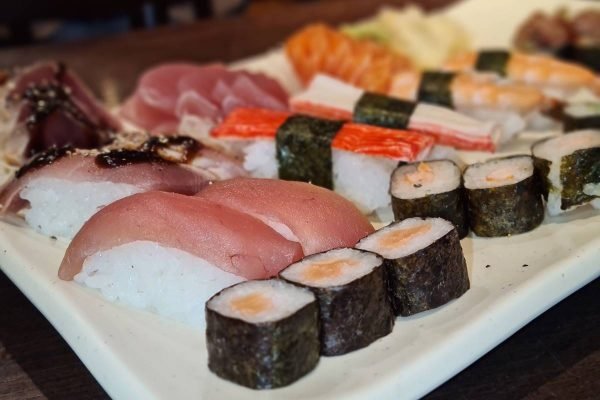 foto de prato com diversas peças de sushis