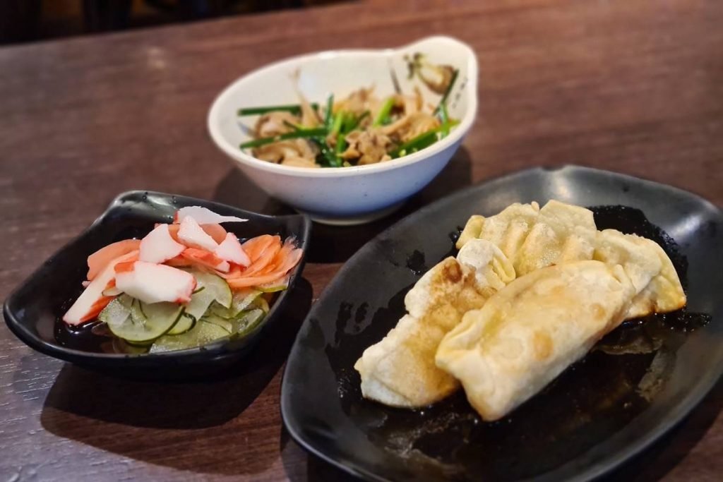 foto de três pratos com comidas japonesas