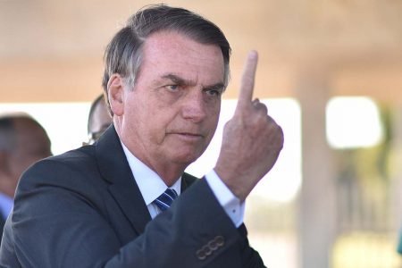 O presidente Jair Bolsonaro cumprimenta apoiadores e fala com a imprensa na saída do Palácio da Alvorada