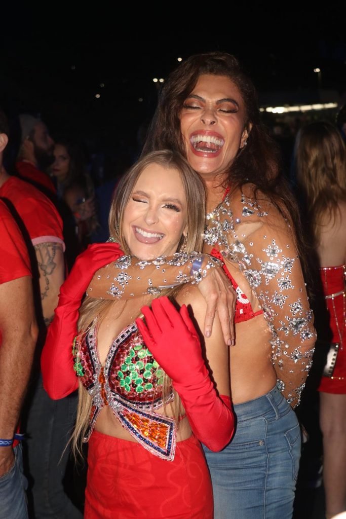 Juliana Paes e Carla Diaz se encontram na Avenida