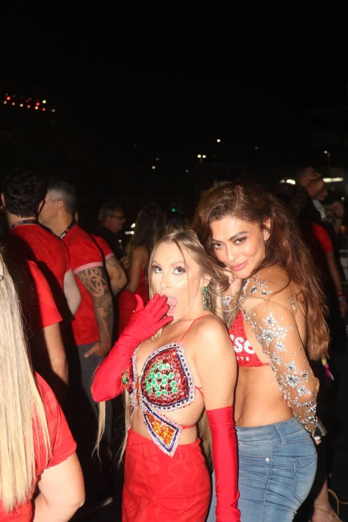 Juliana Paes e Carla Diaz se encontram na Avenida