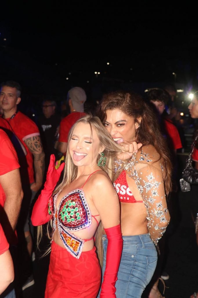 Juliana Paes e Carla Diaz se encontram na Avenida