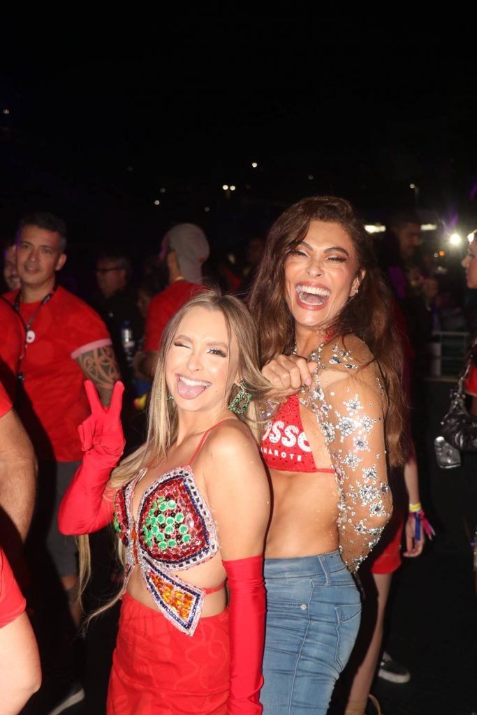 Juliana Paes e Carla Diaz se encontram na Avenida