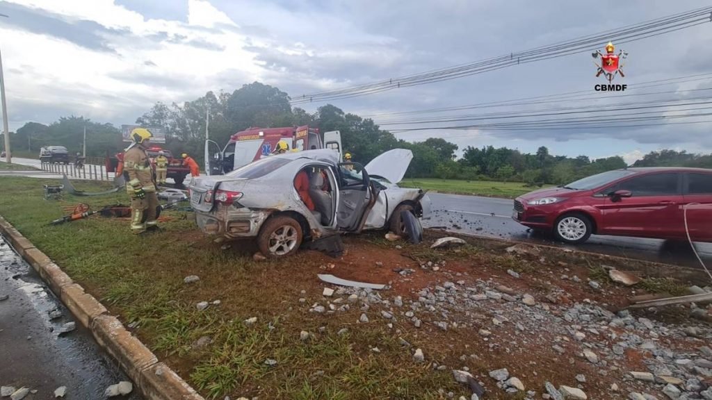 Homem de 38 anos perde controle do carro e bate em poste na EPTG