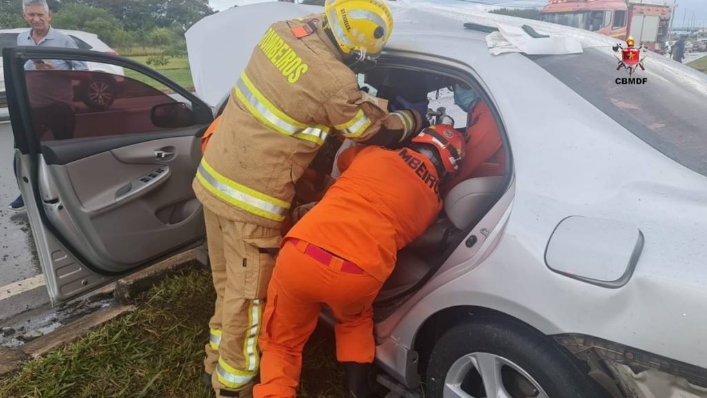 Homem de 38 anos perde controle do carro e bate em poste na EPTG
