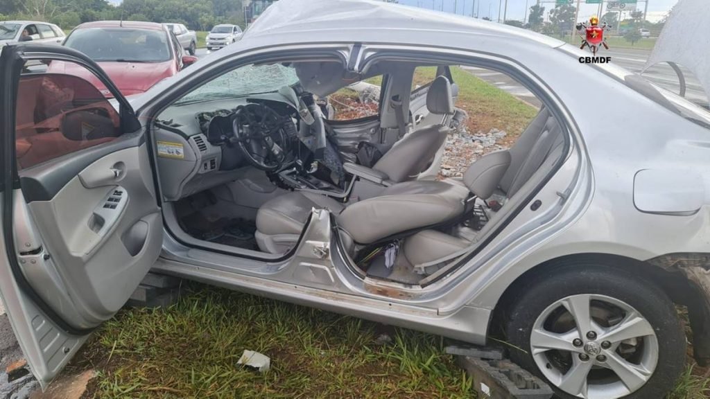 Homem de 38 anos perde controle do carro e bate em poste na EPTG