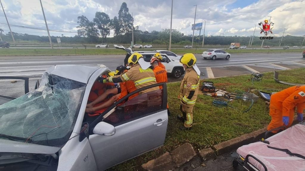 Homem de 38 anos perde controle do carro e bate em poste na EPTG