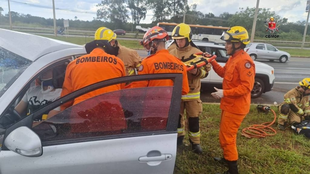Homem de 38 anos perde controle do carro e bate em poste na EPTG