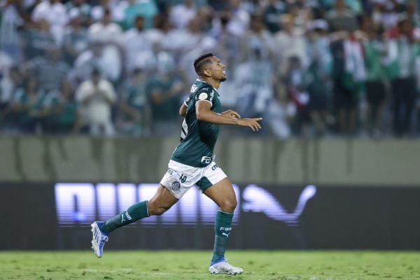 Rony volta a ser o camisa nove do Palmeiras