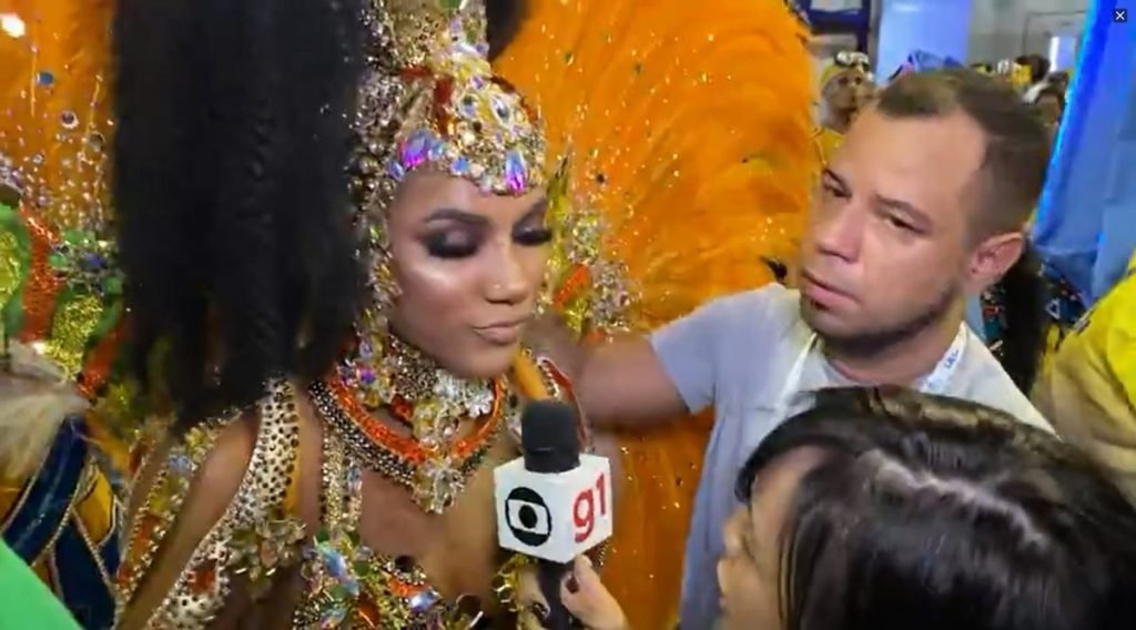Mayara Lima, a princesa da bateria da escola Paraíso do Tuiutii, dá entrevista para a Rede Globo