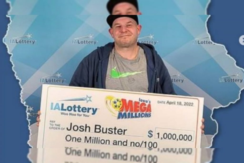 Homem segura bilhete de loteria
