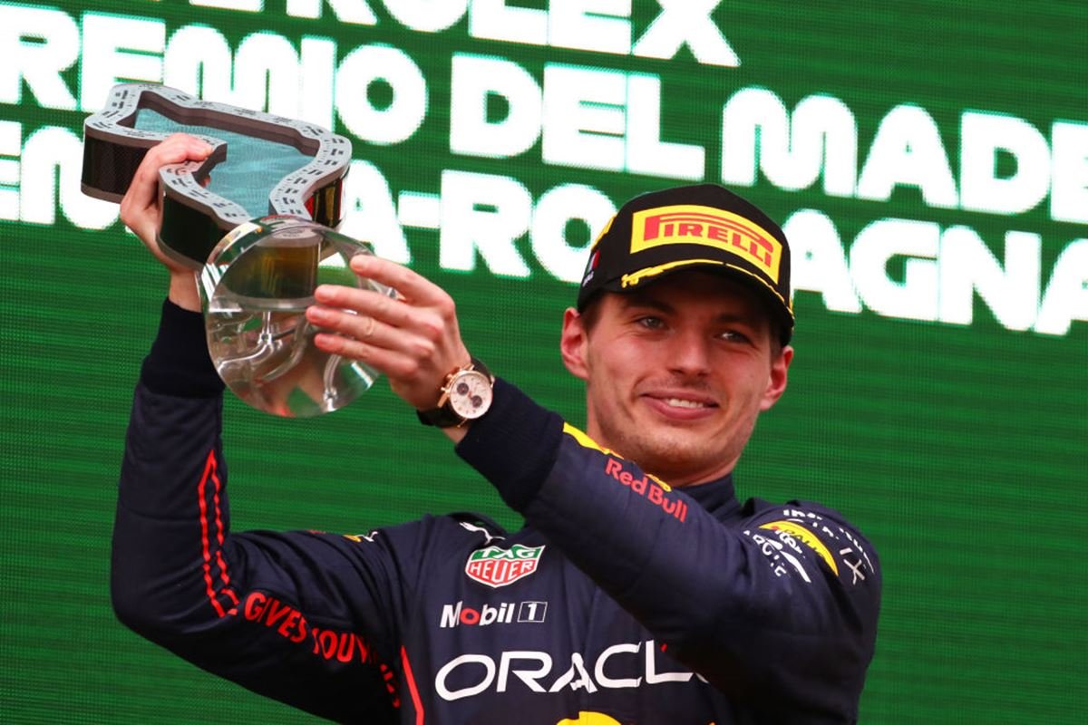 Max Verstappen bate Leclerc e vence corrida sprint em Imola