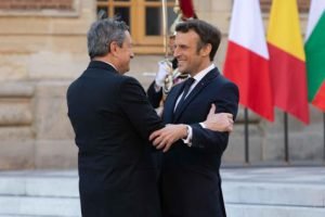 Preisdente francês ao lado de primeiro-ministro italiano