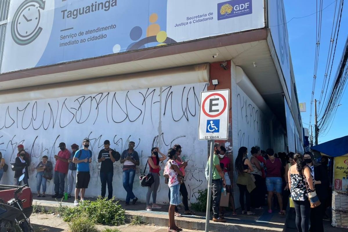 Imagem mostra fila em frente ao Na Hora-Metrópoles