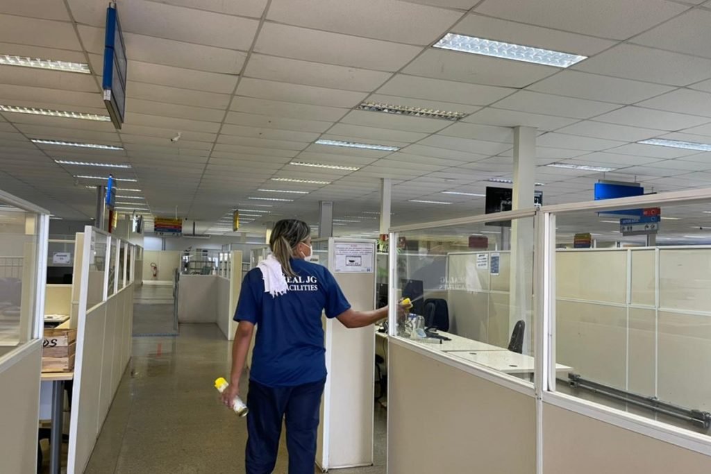 Funcionária aplica odorizador na unidade-Metrópoles
