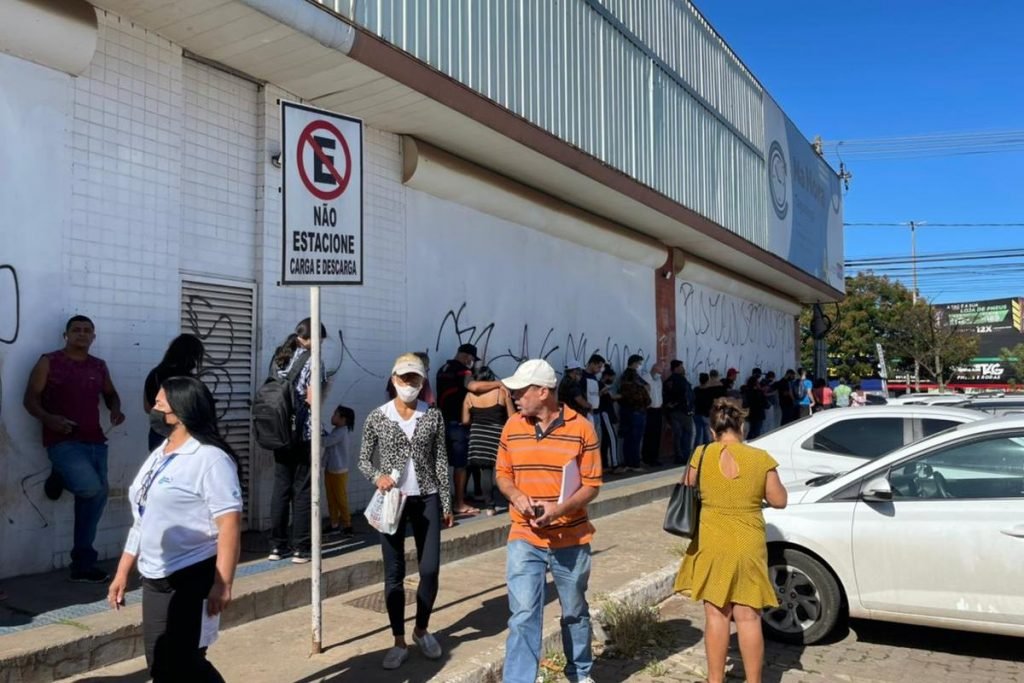 Imagem mostra fila em frente ao Na Hora-Metrópoles