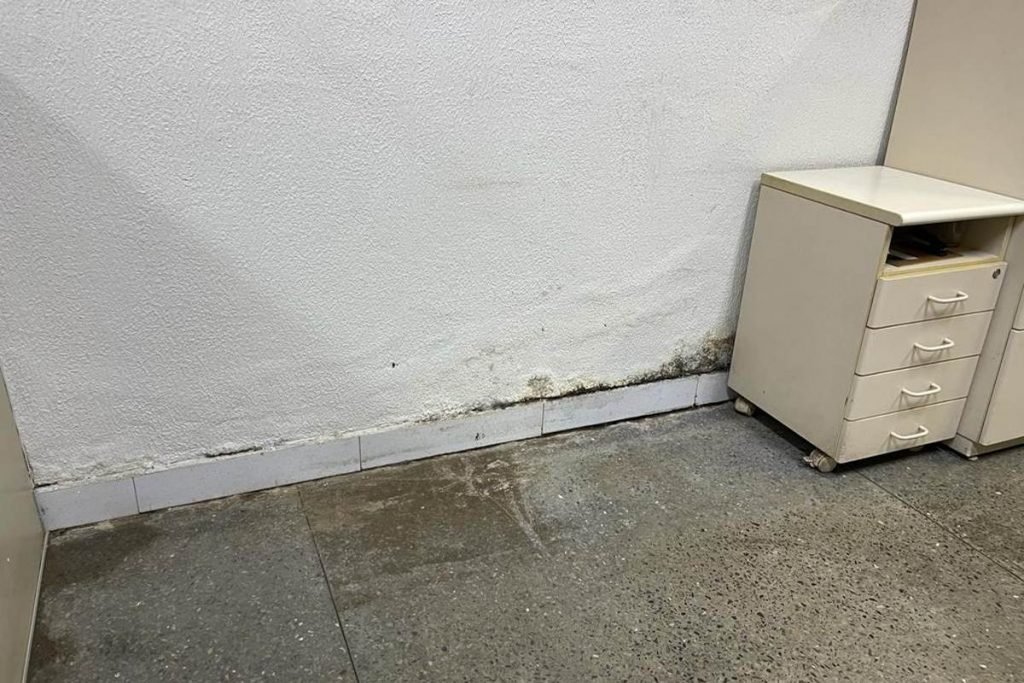 Imagem mostra infiltração na parede-Metrópoles