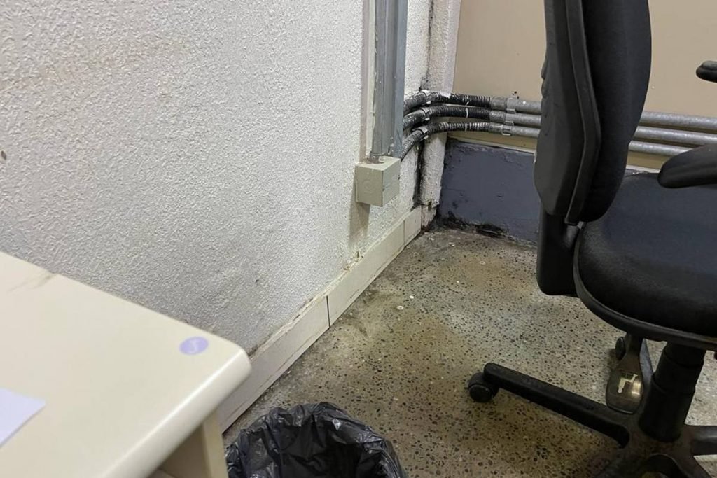 Imagem mostra infiltração na parede-Metrópoles