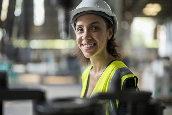 Mulher utilizando equipamento de segurança - Metrópoles