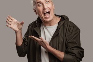 Imagem colorida do ator e comediante Rafael Portugal