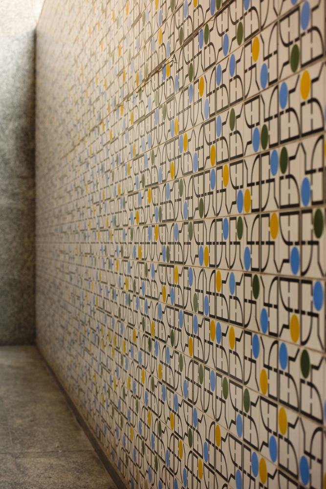 Muro com azulejos coloridos