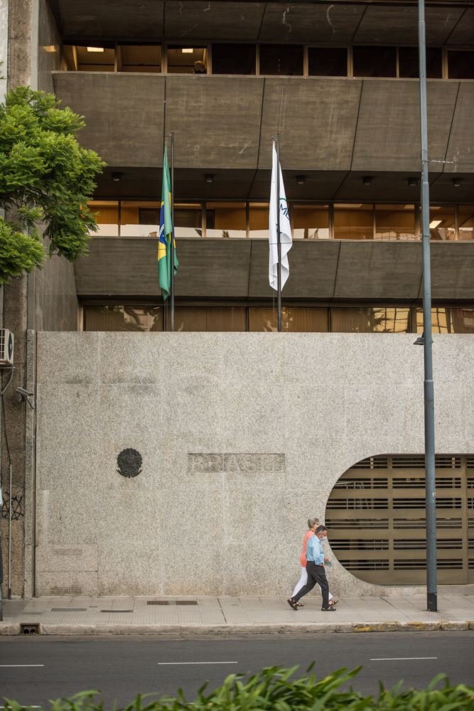Prédio com bandeiras em cima