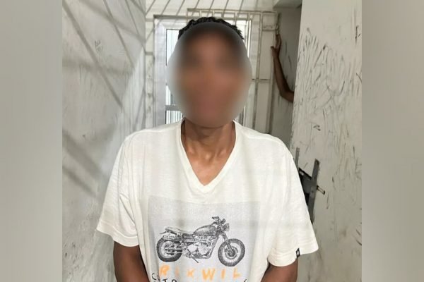 Um homem de 38 anos foi preso nessa segunda-feira (25/4) após confessar ter estuprado uma menina de 12 anos durante dois meses